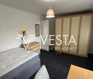 4 bedroom semi-detached house to rent - Photo 3