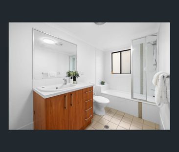 Luxe Apartment with large floorplan and extra large wrap-around bal... - Photo 1