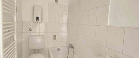 Großzügig geschnittene 2-Zi.-Wohnung mit Balkon! - Foto 1