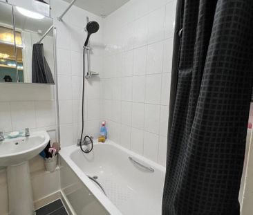 1 bedroom in a flat share to rent - Photo 5