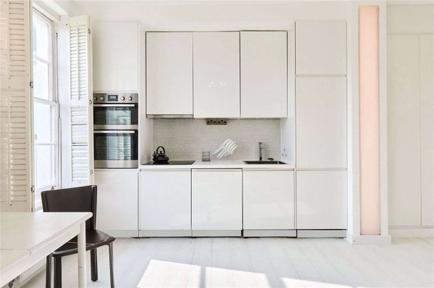 SHORT LET - One bedroom apartment set only 100 meters from Little Venice Canal in a period white stucco building - Photo 1