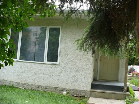 4 Bedroom Duplex Near The Hospital! - Photo 2