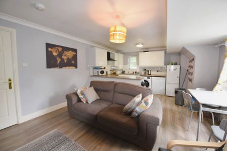 2 bedroom Flat in Flat 8, Leeds - Photo 5