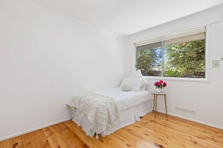 MODERN GROUND-FLOOR LIVING! - Photo 3