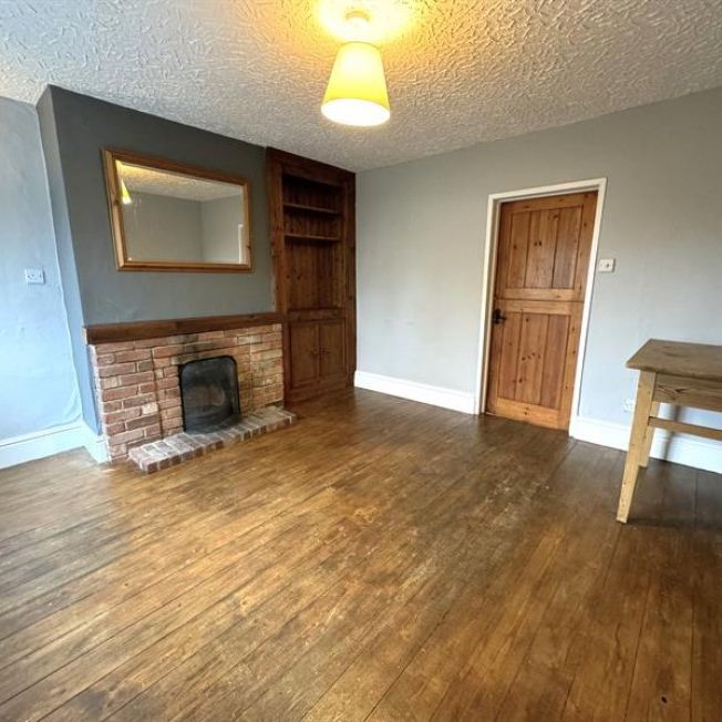 1 Bedroom End Terrace Available Arranging tenancy - Photo 1