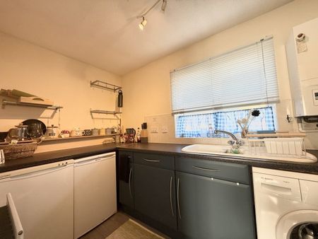 Lloyd Close, Cheltenham, GL51 - Photo 3