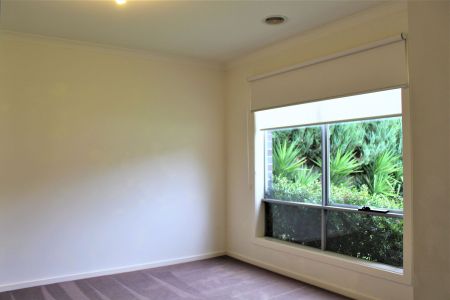SPACIOUS FAMILY HOME!! - Photo 2