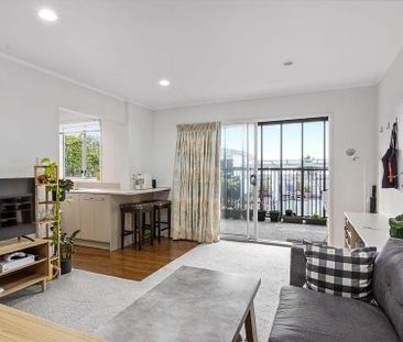 Private 1 bed, 1 bath, 1 living unit - Photo 2