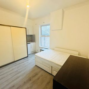 Room in a Shared House, Russell Street, LU1 - Photo 2