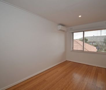 Spacious Apartment in the Heart of Bentleigh - Photo 5