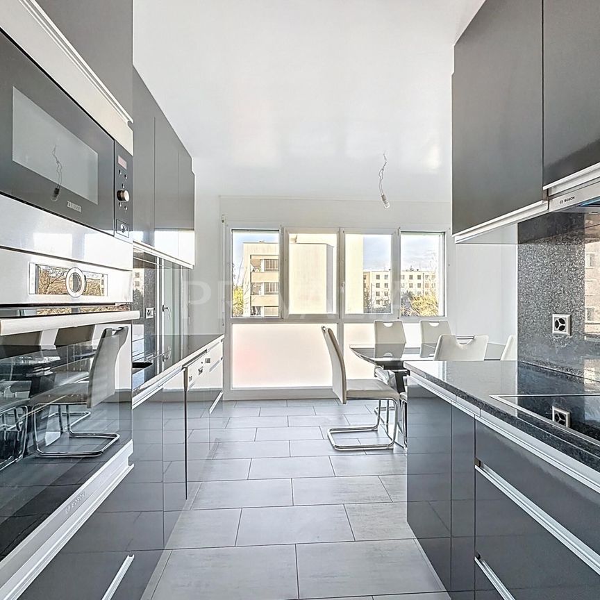 Beautiful through apartment in the heart of a residential neighborhood - Photo 1