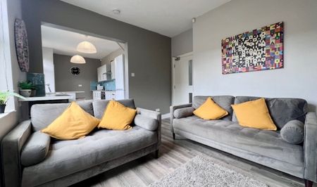 High Spec 5 bedroom House with 2 bathrooms - Photo 2