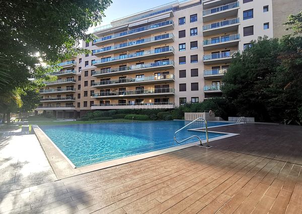 Condomínio Amorosa Place, T3 com 3 WC, Varandas, Garagem, Ginásio, Jardim com piscina e parque Infantil.