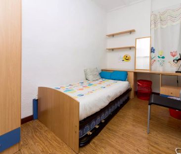 Single Bed in Rooms available for rent in a colourful six bedroom a... - Foto 6
