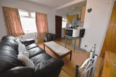 3 bedroom House in Hyde Park, Leeds - Photo 5