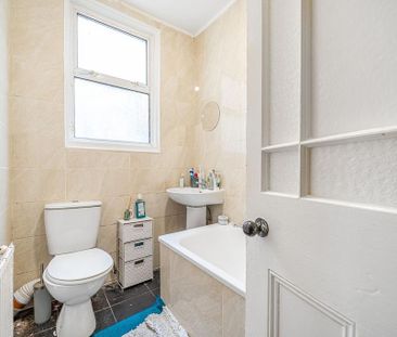 3 bedroom flat to rent - Photo 3