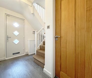 3 bedroom Semi-detached house to rent - Photo 3
