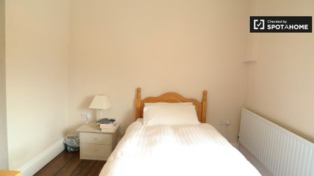 Bright room in 4-bedroom apartment in Terenure, Dublin - Photo 3