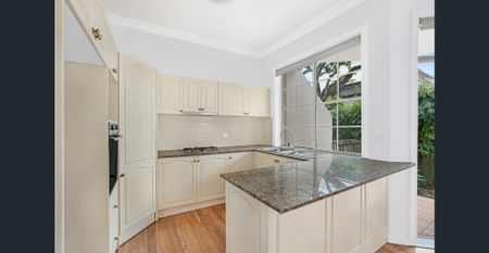 Stylish Townhouse Living in Mosman- Pet friendly - Photo 5