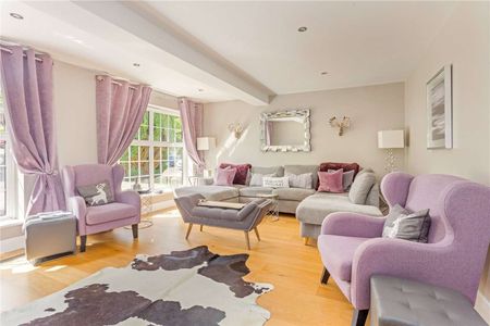 Beautifully presented family home in this sought after village - Photo 2