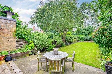 This is a beautifully finished and well proportioned Bedford Park House with a lovely large garden - Photo 5