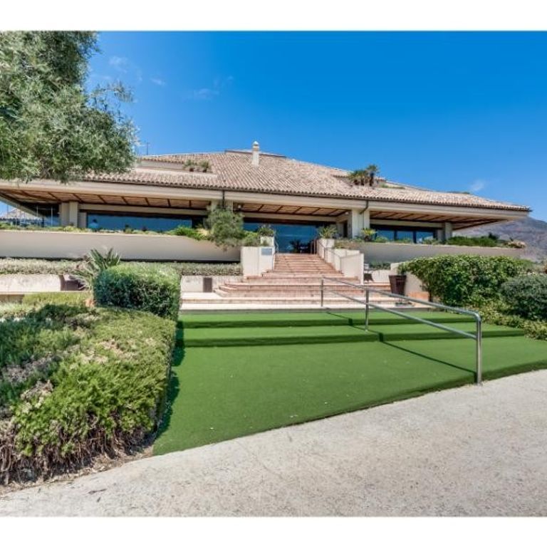 2 bedroom luxury Apartment for rent in Estepona, Andalusia - Photo 1