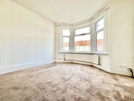2 Bed Flat, Mortlake Road, IG1 - Photo 4