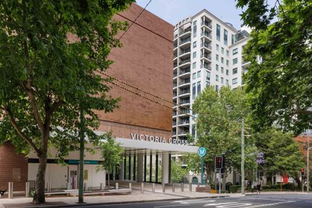 Executive Designer Apartment ** Available Now ** - Photo 2