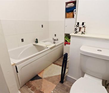 4 bedroom end of terrace house to rent - Photo 2