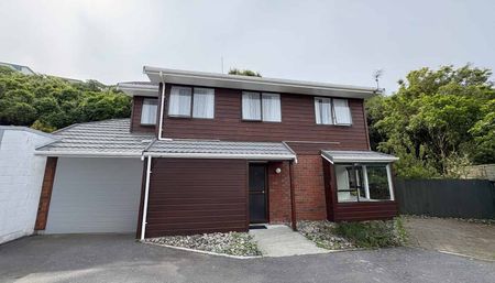 Family living in sought after location - Photo 4