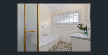 Spacious Family Home with Retro Charm - Photo 3