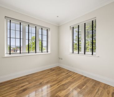 Claremont Lane, Esher, Surrey, KT10 flat to rent - Photo 2