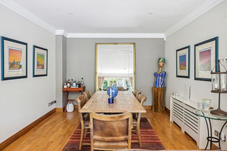 A five‑bedroom gated semi‑detached townhouse conveniently located near Wimbledon Village. - Photo 3