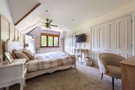 A unique family home in a tranquil setting, offering both modern living and easy access to excellent transport links and amenities. - Photo 4