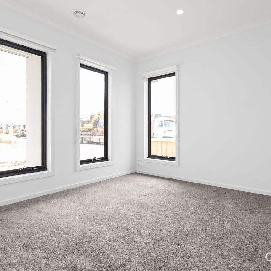 5 BEDROOM FAMILY HOME IN OORANYA ESTATE - Photo 1