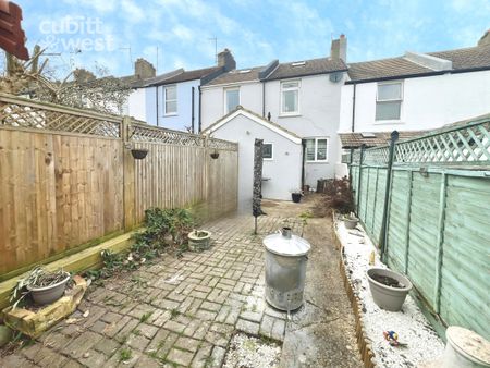 2 bedroom terraced house to rent - Photo 4