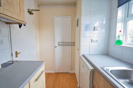 3 bedroom flat to rent - Photo 4