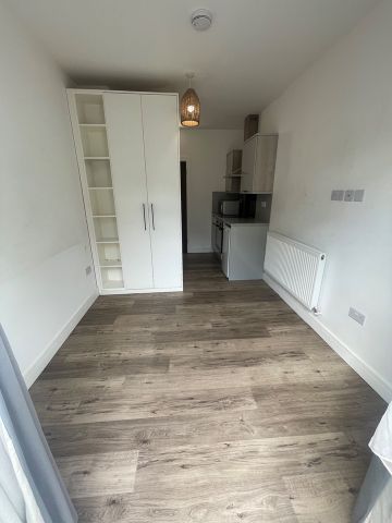 Studio Flat, Mitchell Road, N13 - Photo 2