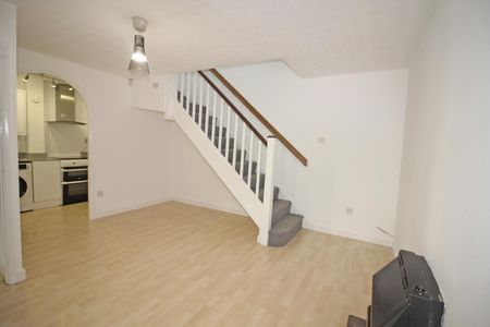 2 Bedroom House - Terraced - Photo 2