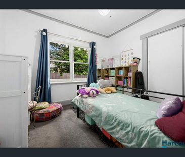 Charming 3-Bedroom Cottage in East Devonport - Photo 6