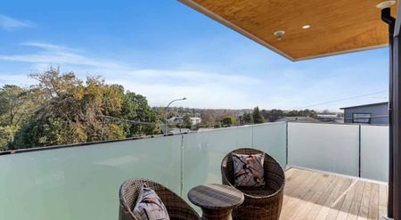 Spacious 3-Level Glen Eden Townhouse – Extra P... - Photo 4