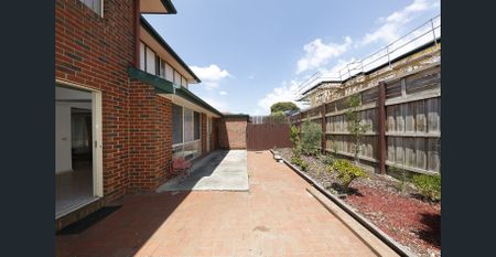 Spacious, Centrally Located Townhouse! - Photo 4