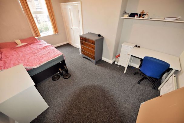 2 bedroom House in Brudenell Street, Leeds - Photo 1