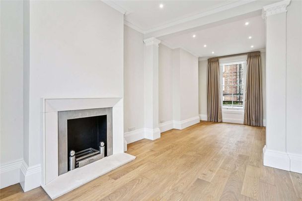 Beautifully finished throughout, this three bedroom townhouse is tucked away in a quiet Chelsea square. - Photo 1