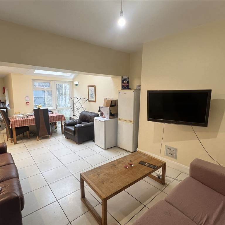 6 Fitzroy Avenue , Belfast, BT7 1HX - Photo 1