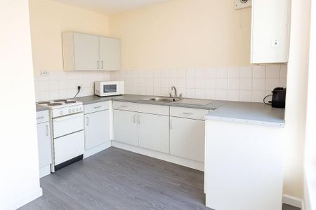 2 bedroom flat to rent - Photo 2