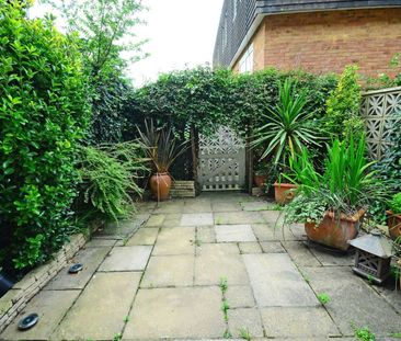 Room in a Shared House, Balmoral Close, SW15 - Photo 1