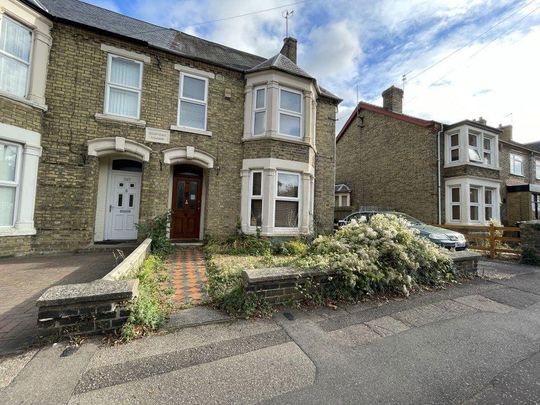 1 bedroom in a house share to rent - Photo 1
