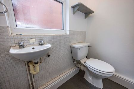 Rolleston Drive, Lenton, NG7, Nottingham - Photo 2