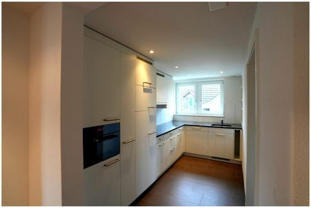 Moderne 2.5-Zimmer-Dachwohnung in Bahnhofsnähe mit hochwertigem Innenausbau - Photo 3